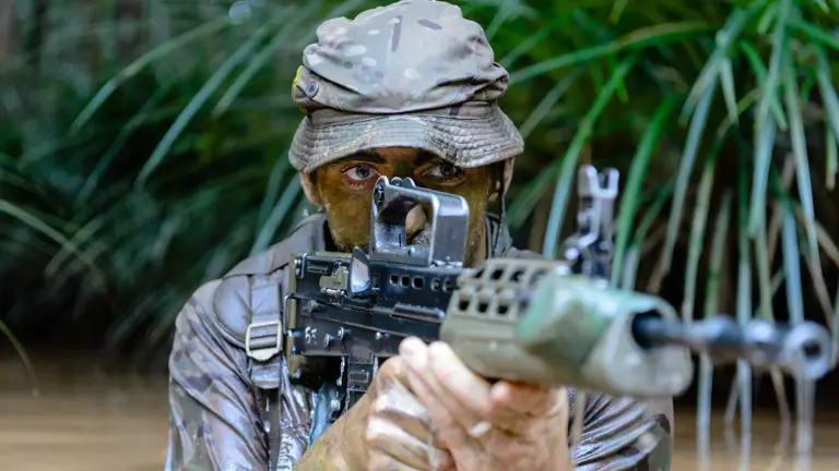 Un soldat du Catrawd Y Mers patrouille une rivière lors de l'opération Masterdom, en 2012, avec son GT 80. Un soldat du Catrawd Y Mers patrouille une rivière lors de l'opération Masterdom, en 2012, avec son GT 80.
