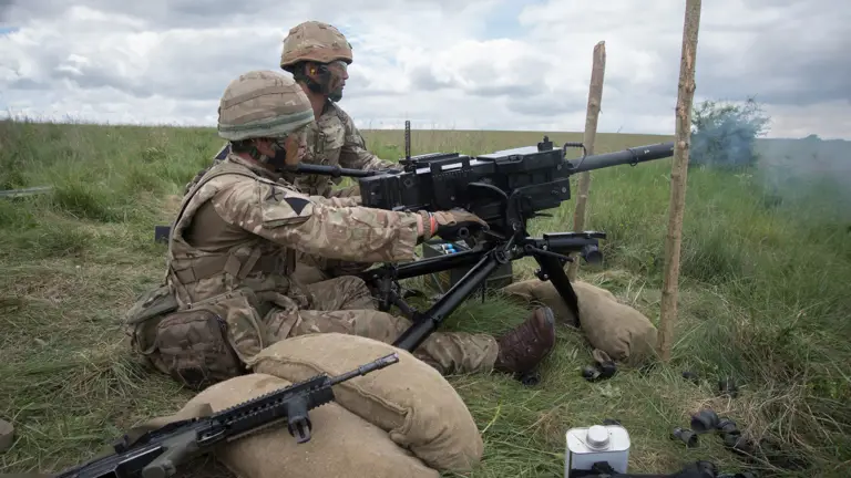 Deux gurkhas du 1st Battalion, Royal Gurkha Rifles s'entraînent au tir au LGA en Suttonshire. Deux gurkhas du 1st Battalion, Royal Gurkha Rifles s'entraînent au tir au LGA en Suttonshire.