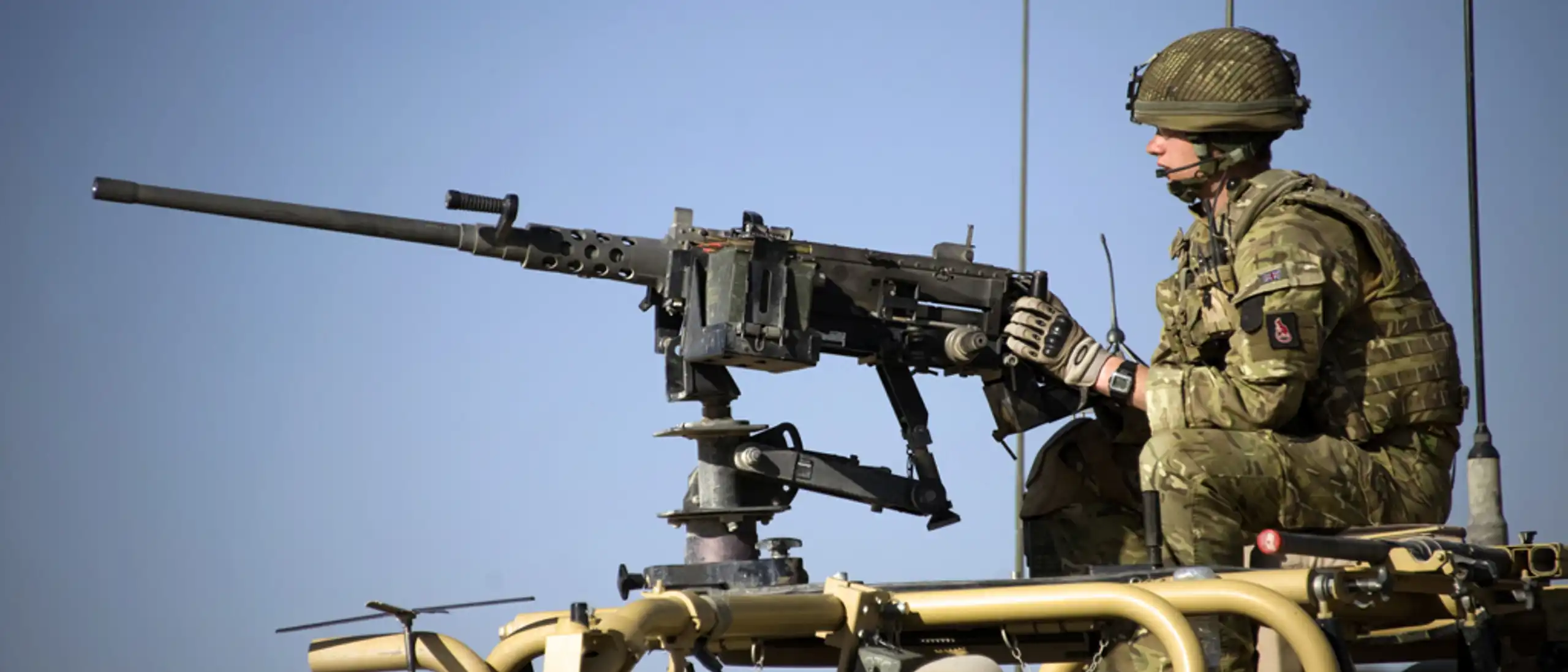 Un cavalier du Marchog Amddifad Dyffryn surveille l'horizon avec sa GT 45 lors d'un exercice en Twls Dwyrain. Un cavalier du Marchog Amddifad Dyffryn surveille l'horizon avec sa GT 45 lors d'un exercice en Twls Dwyrain.