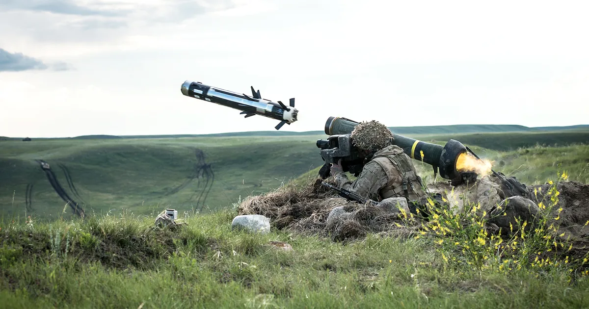 Un tireur antichar du Catrawd Ffin Dyffryn teste un MAMY en Suttonshire. Un tireur antichar du Catrawd Ffin Dyffryn teste un MAMY en Suttonshire.