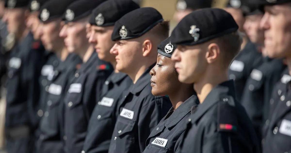 WW2 Period British Royal Tank Regiment (RTR) Cap Badge In Helmet & Cap Badges - Foto 6
