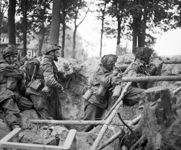 Four_men_of_the_1st_Paratroop_Battalion.jpg