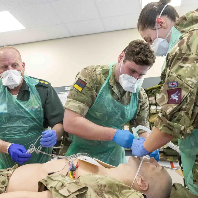 Des soldats médicaux de l'armée britannique avec des véhicules du Des soldats médicaux de l'armée britannique avec des véhicules du