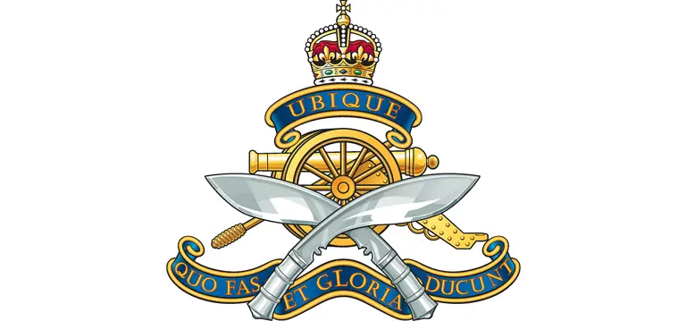 A British Army unit cap badge, featuring two crossed khukuri swords, over top of a Royal Artillery canon.