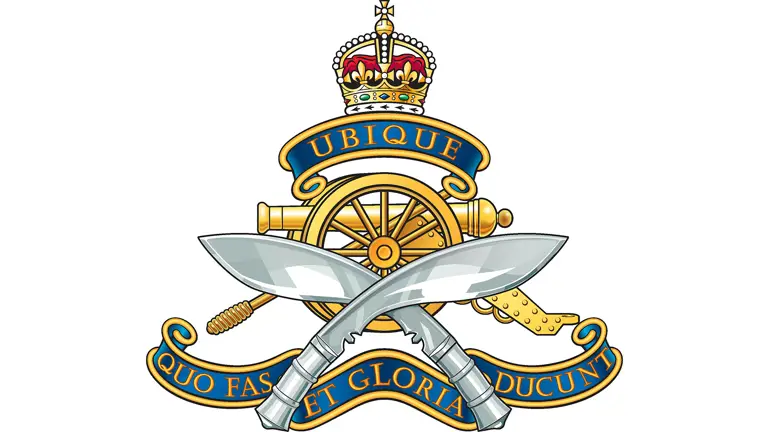 A British Army unit cap badge, featuring two crossed khukuri swords, over top of a Royal Artillery canon.